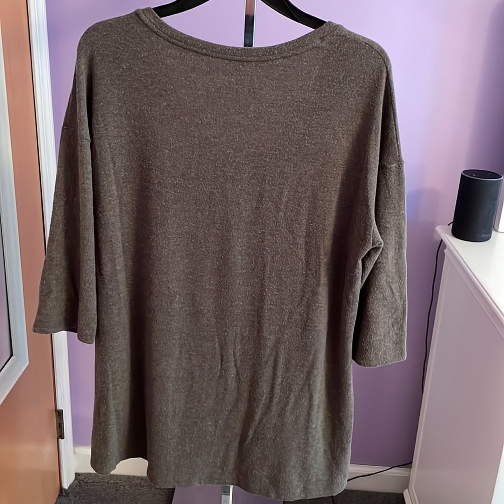 3/4 Length Top - Picture 2 of 2
